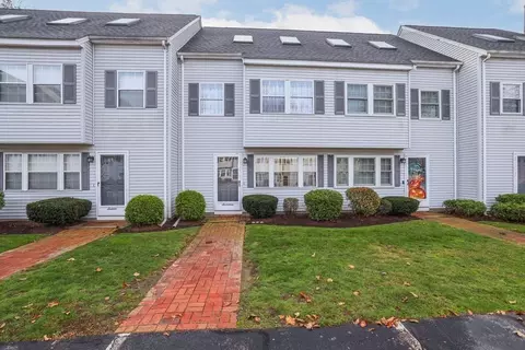 25 W Bulfinch St #17, North Attleboro, MA 02760
