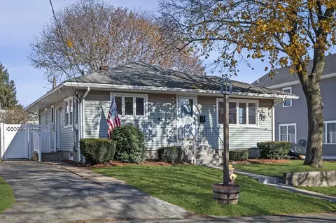7 Coolidge Rd, Peabody, MA 01960