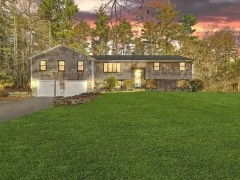 12 Woodland Dr, Easton, MA 02375