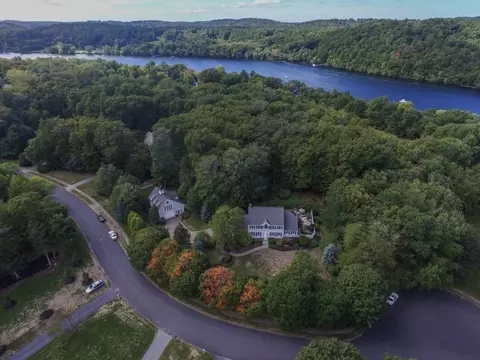 7 Rivercrest Dr, West Newbury, MA 01985