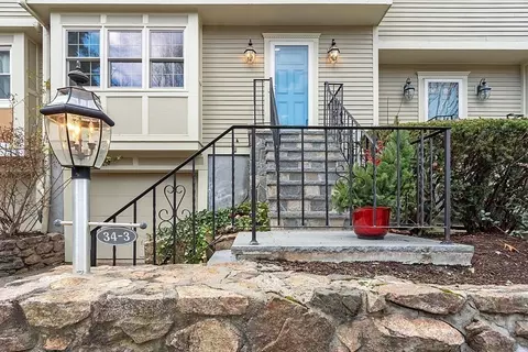 34 Pleasant St #3, Wellesley, MA 02482