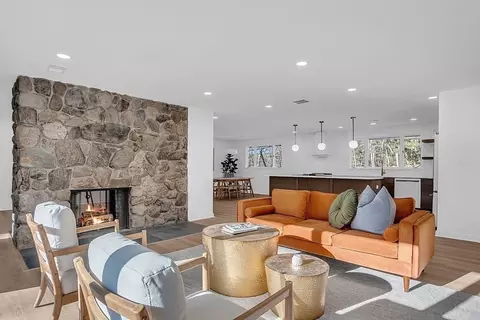 100 Pine Hill Rd, Chelmsford, MA 01824