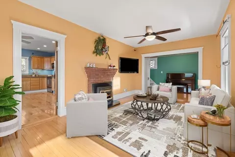 34 Pearson St, Saugus, MA 01906 photo 4