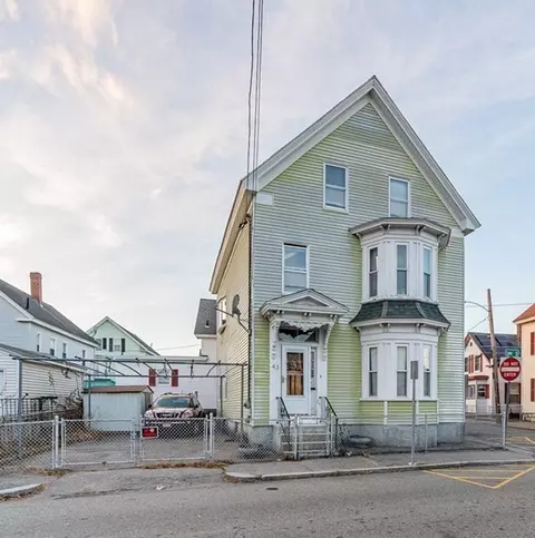 43 Kinsman St, Lowell, MA 01852