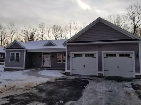 37 Lyon Grn, South Hadley, MA 01075