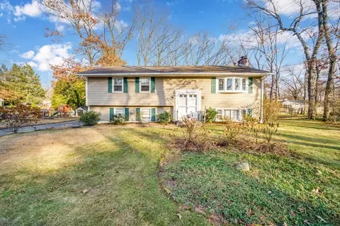221 Meadowlark Dr, Longmeadow, MA 01106