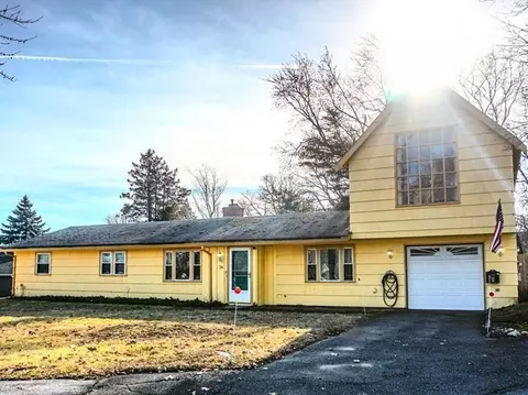 26 Radcliffe Rd, Beverly, MA 01915 photo 2