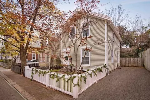 27 White Pl, Brookline, MA 02445