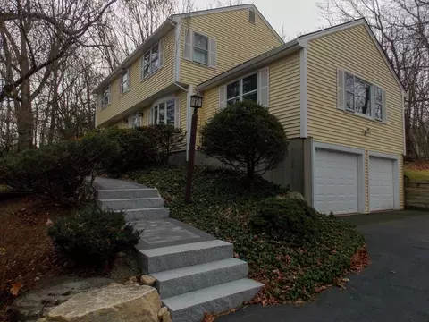 22 Lantern Ln, Worcester, MA 01609