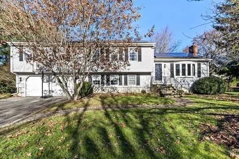 3 Brookside Ct, Seekonk, MA 02771