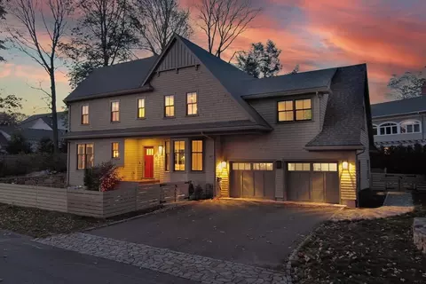 61 Neptune St, Beverly, MA 01915 photo 2