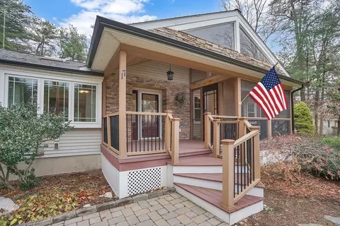 17 Pequot Rd, Southampton, MA 01073