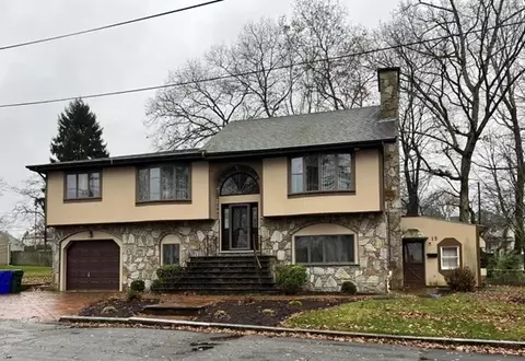 15 Spruce St, Fall River, MA 02720