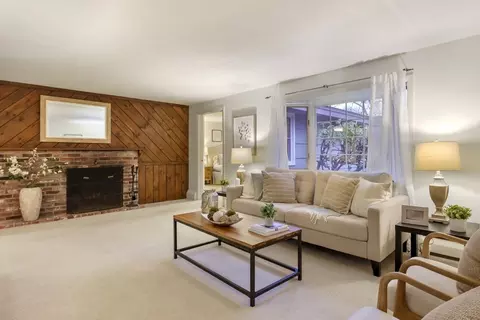 4 Maryvale Ln, Peabody, MA 01960