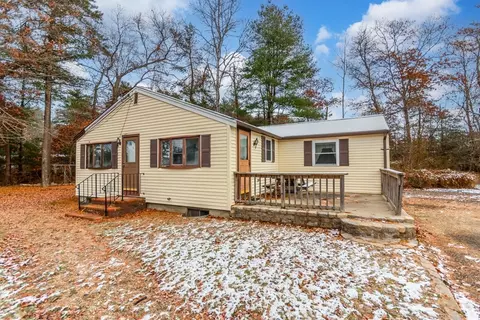 910 County Rd, Wareham, MA 02576