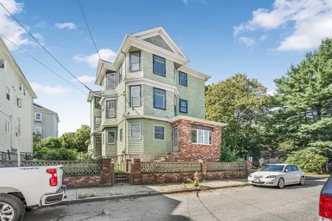 475 Tecumseh St, Fall River, MA 02721