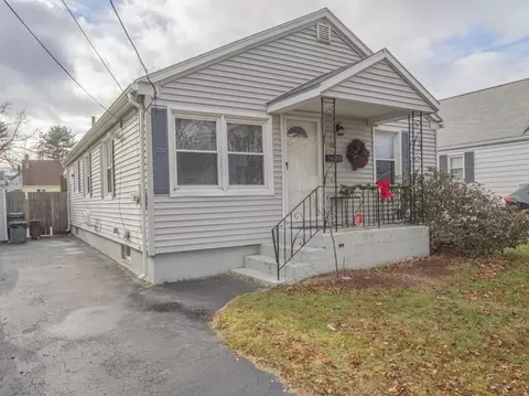 28 Carlton St, Peabody, MA 01960