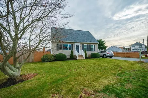 16 Pike St, Dartmouth, MA 02748