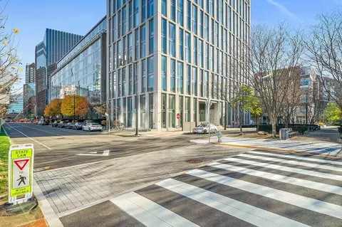 2 Earhart St #907, Cambridge, MA 02141