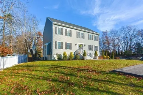 1 Cygnet Ln, Randolph, MA 02368