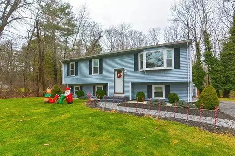 67 Deanville Rd, Attleboro, MA 02703