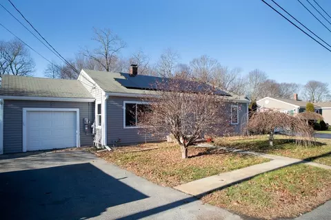 7 Diane St, Acushnet, MA 02743 photo 4