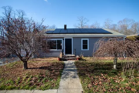 7 Diane St, Acushnet, MA 02743