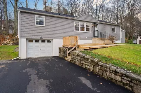 11 Brookside Dr, Leicester, MA 01524