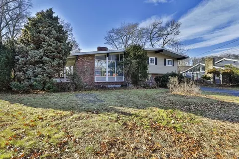 37 Lincoln Pkwy, Lowell, MA 01851