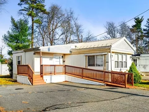 198 Shoreline Dr, Tewksbury, MA 01876