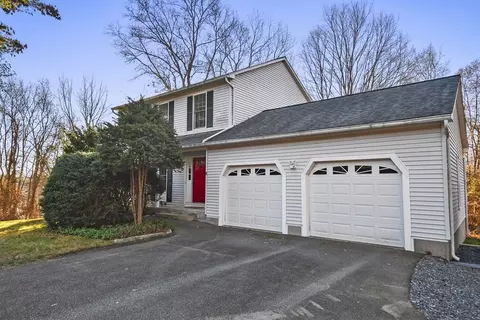 6 Carriage Hill Ln, Hudson, MA 01749