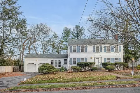 9 Hunting Ln, Lynnfield, MA 01940