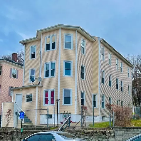 27 Arlington St, Worcester, MA 01604