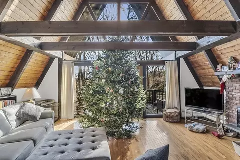 8 Harold St, Manchester, MA 01944