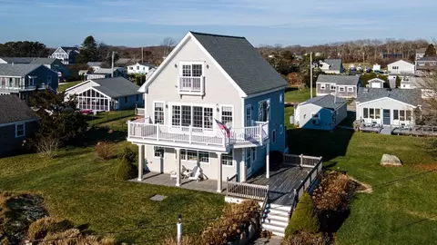 15 1st St, Westport, MA 02790