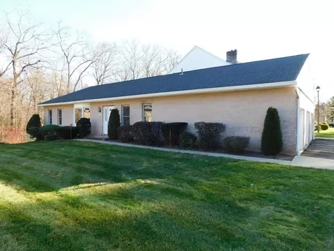 14 Castle Hill Rd #A, Agawam, MA 01001