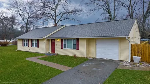 137 Crane Ave S, Taunton, MA 02780