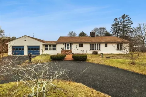 4 Erin Ln, Bourne, MA 02532