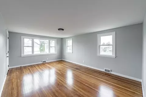 50 Lorimer St, Chicopee, MA 01013 photo 2