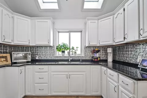 52 Birch St, Worcester, MA 01603 photo 9