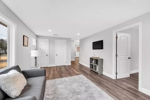 70 Kirk Dr, Springfield, MA 01109 photo 9