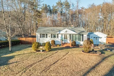 1 Hollywood St, South Hadley, MA 01075