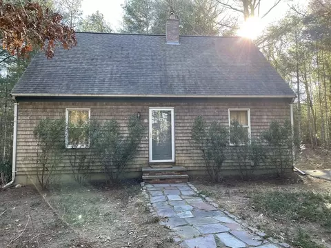 11 Viber Ln, Falmouth, MA 02536