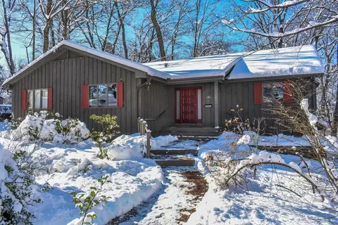 195 Meadowbrook Rd, Longmeadow, MA 01106