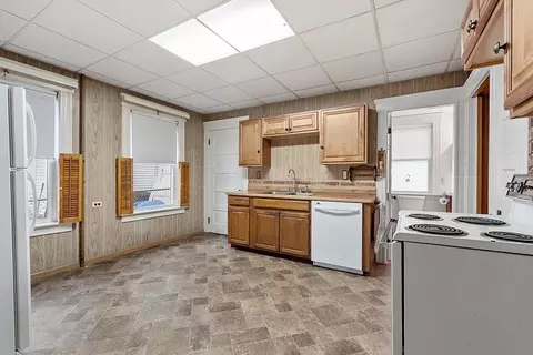 Kitchen - 88 Maple St, Gardner, MA 01440 photo 3 of 4