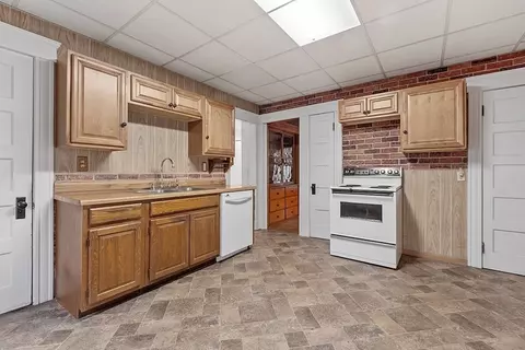 Kitchen - 88 Maple St, Gardner, MA 01440 photo 2 of 4