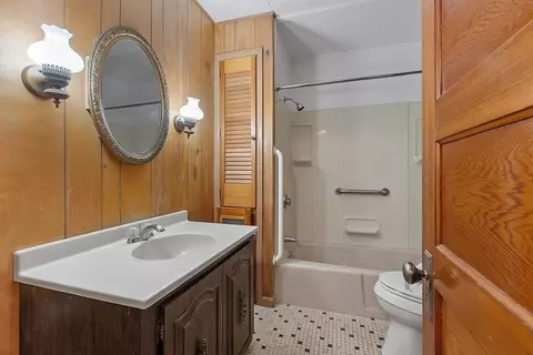 Bath - 88 Maple St, Gardner, MA 01440 photo 3 of 3