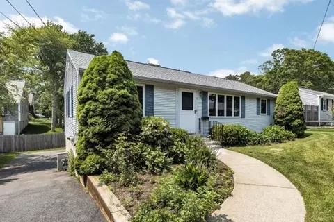 9 Uncle Henrys Rd, Mashpee, MA 02649
