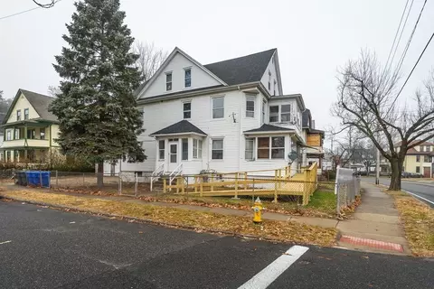 558 Dickinson St, Springfield, MA 01108 photo 2