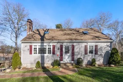 68 Pebble Ln, Falmouth, MA 02556